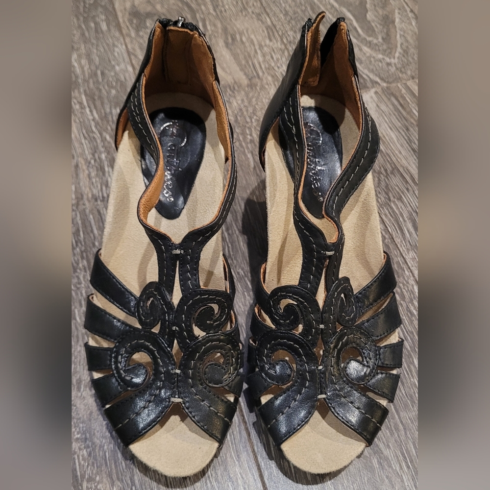 Earthies sandals in size 5.5